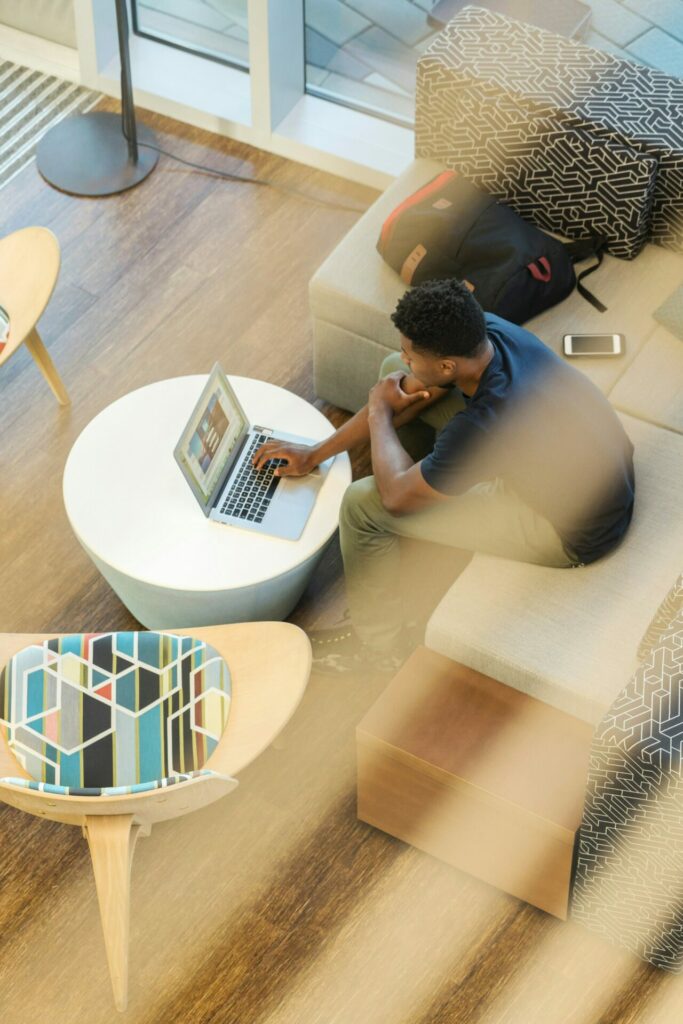 étudiant dans un espace de travail avec son ordinateur